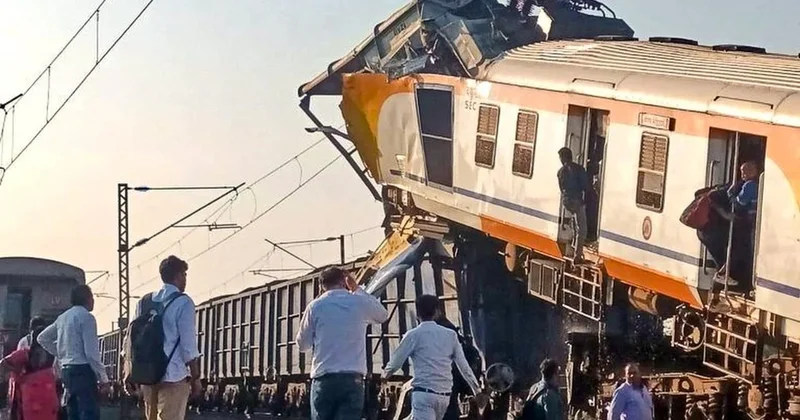 Yük və sərnişin qatarı toqquşdu Ölənlər var