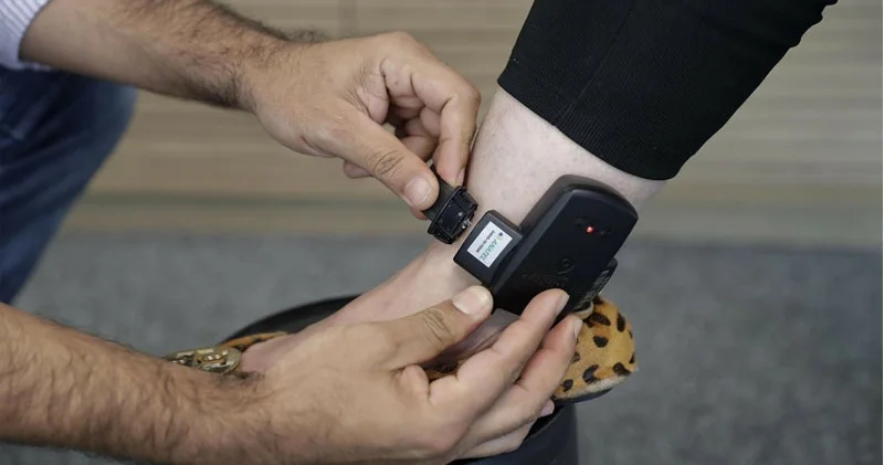 Bibisinin evindən 50 qəpikləri oğurladı, ayağına qandal vuruldu