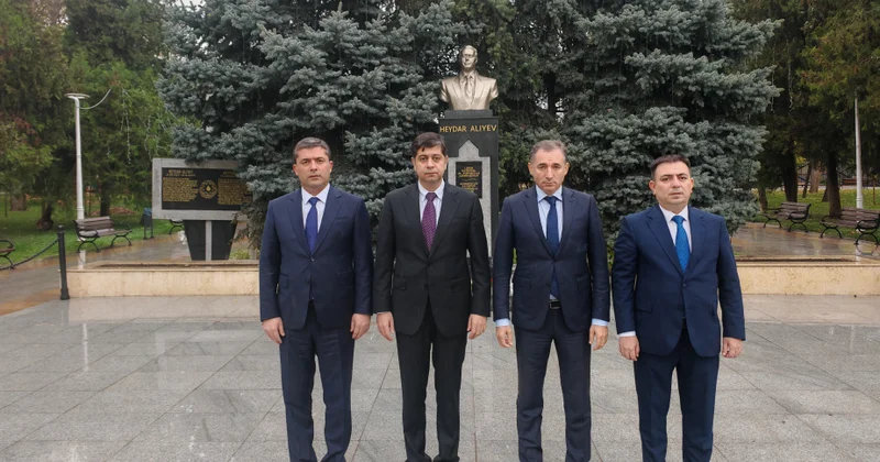 Azərbaycan nümayəndə heyəti Buxarestdə Ulu Öndər Heydər Əliyevin büstünü ziyarət edib