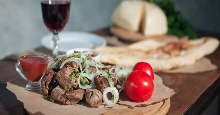 Şərabda marinad edilmiş kabab: RESEPT