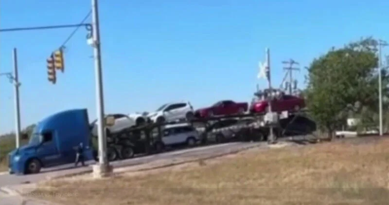 В США поезд врезался в грузовик ВИДЕО