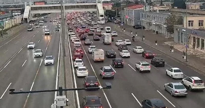 Paytaxt yolları tıxaclıdır Siyahı