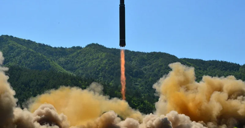 КНДР запустила 10 ракет на границу с Южной Кореей во время визита шефа Пентагона