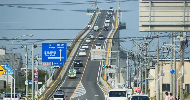 Cazibə qüvvəsinə meydan oxuyan körpü (FOTO)