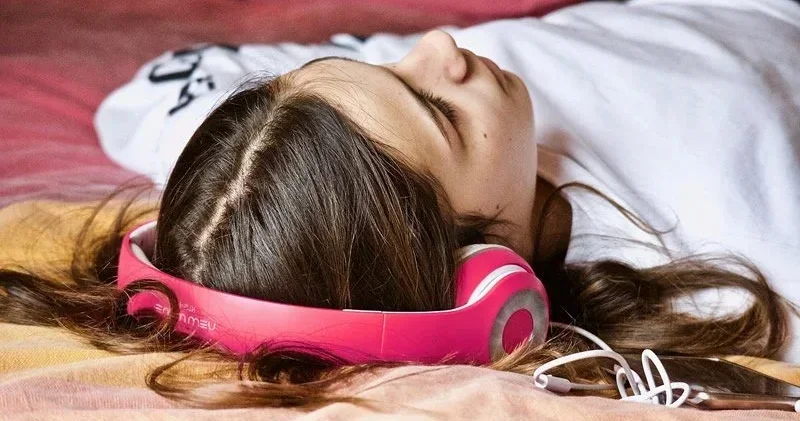 Yatarkən musiqi dinləmək beynin harmoniyasını pozur