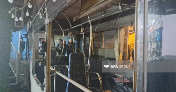 В Баку автобус столкнулся с двумя автомобилями