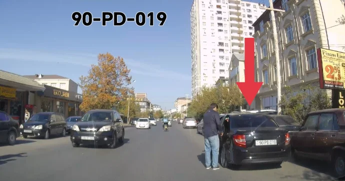 Sürücü ikinci cərgədə dayanıb yolu kəsdi, sərnişin isə qapını açıb təhlükə yaratdı VİDEO