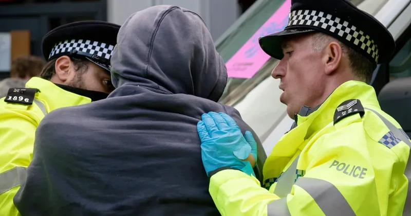 Futbolçunu küçədə hədələyən menecer şərti azadlıqda