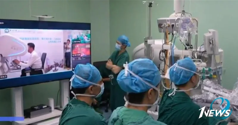 В КНР офтальмологи впервые в мире провели операцию на расстоянии более 4 200 км