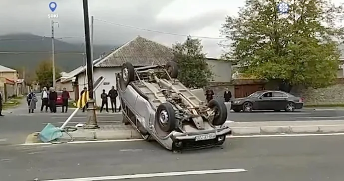 Yük maşınıyla toqquşan Niva bordürə dəyib aşdı, qadın sərnişin... VİDEO