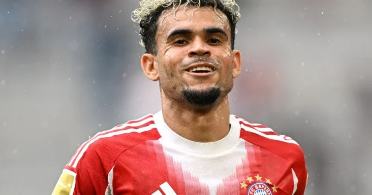 Dias son 10 mövsümdə Çempionlar Liqası matçında iki qol vurub meydandan qovulan ikinci oyunçudur