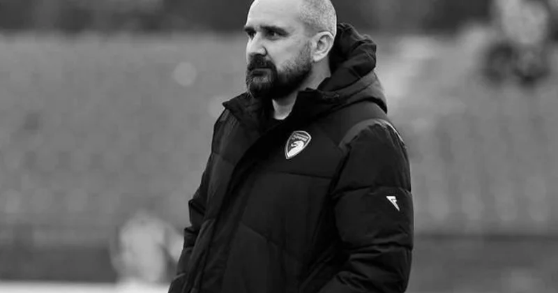 Baş məşqçi oyun zamanı dünyasını dəyişdi