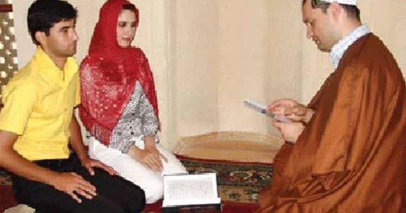 İranda uşaq evlilikləri təbliğ edilir Mollalar qızlar üçün 13 yaşı çox görür