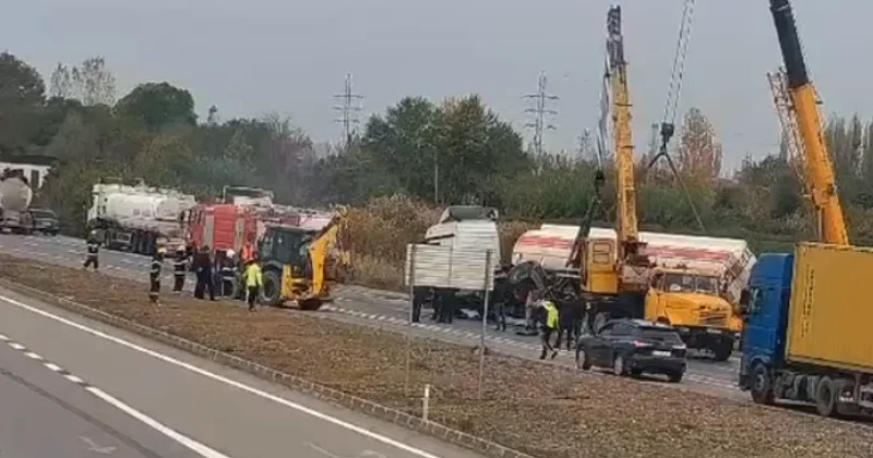 Bakı Qazax yolunda yük maşını aşıb, yanğın olub