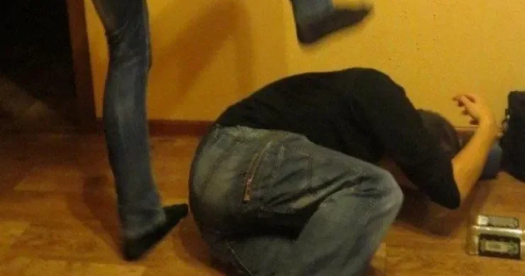 Böyük qardaşını döyüb öldürdü