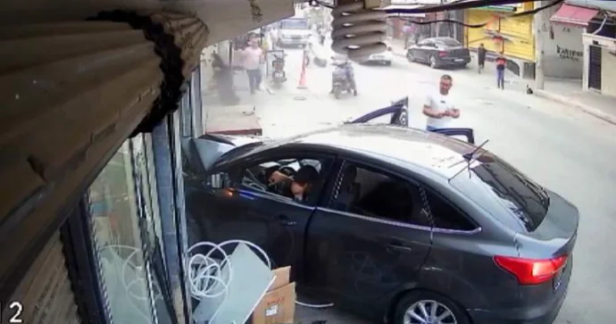 “KİA” səkidə piyadanı vurub mağazaya girdi; 4 nəfər xəsarət aldı VİDEO
