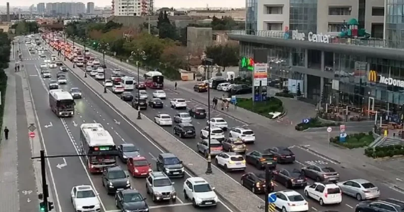 На тринадцати дорогах в Баку заторы