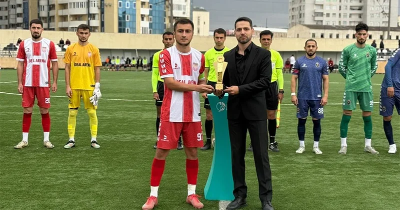 ПФЛ вручила приз хавбеку Шамкира