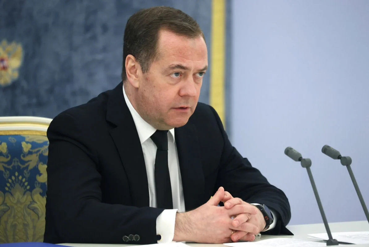 Medvedev eyni vaxtda bir neçə ölkə liderini istefaya çağırdı