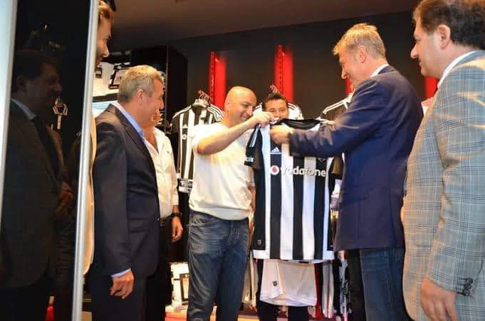 Beşiktaş Futbol Klubunun ən böyük azarkeş qrupları Mübariz Mənsimovun adını klubun prezidentliyinə namizəd olaraq irəli sürüb