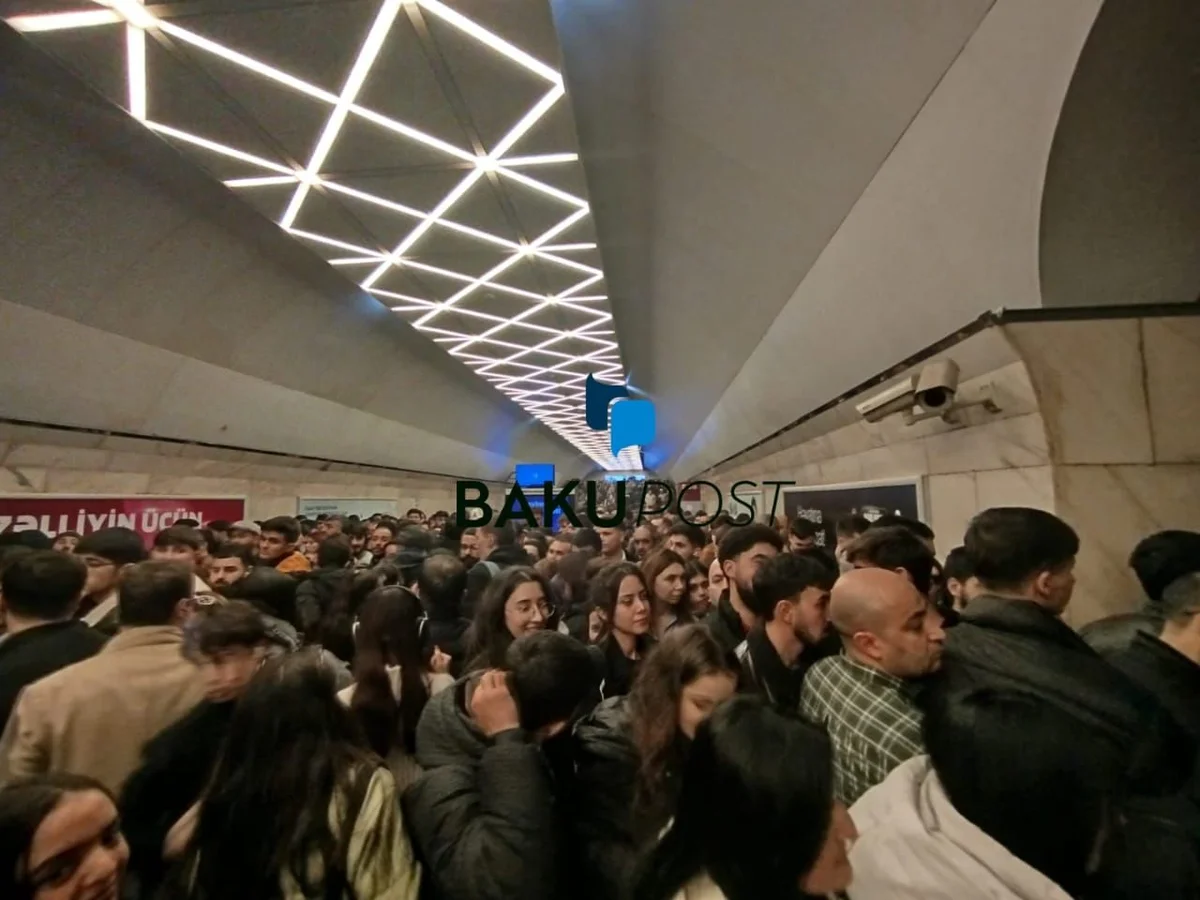 Metroda qatarlar ləngidi: Sıxlıq yarandı FOTO