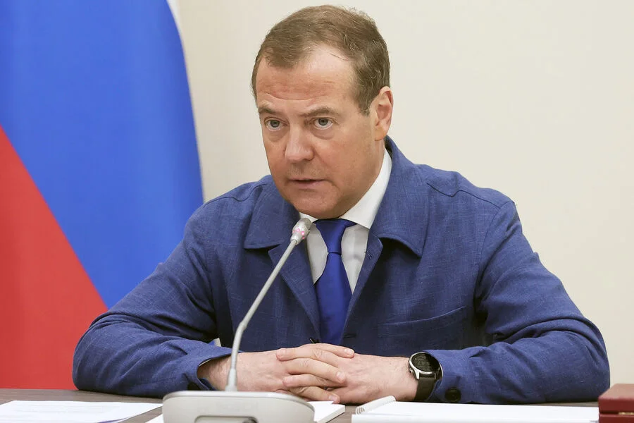 ABŞ bütün dünyanı sıxıb Dmitri Medvedev