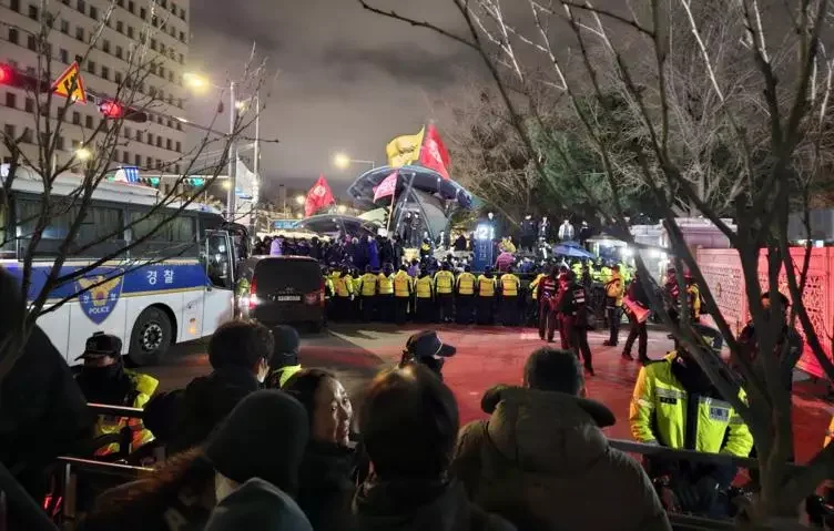 Cənubi Koreya parlamenti hərbçilərin və polisin binaya daxil olmasını qadağan edib