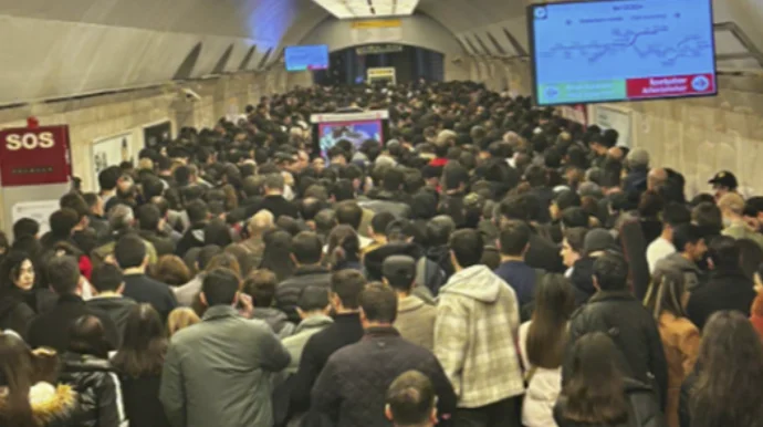 Metroda nasazlıq yarandı: Sərnişinlər qatardan düşürülüb FOTO