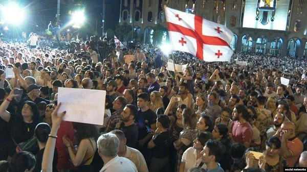 Tiflisdə yenidən aksiya başladı Yollar bağlandı