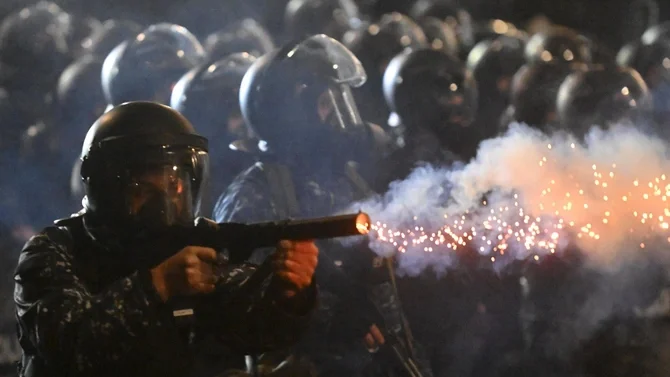 Gürcüstanda radikal nümayişçilər polisi belə atəşə tutdular GÖRÜNTÜLƏR Xəbər saytı Son xəbərlər və Hadisələr