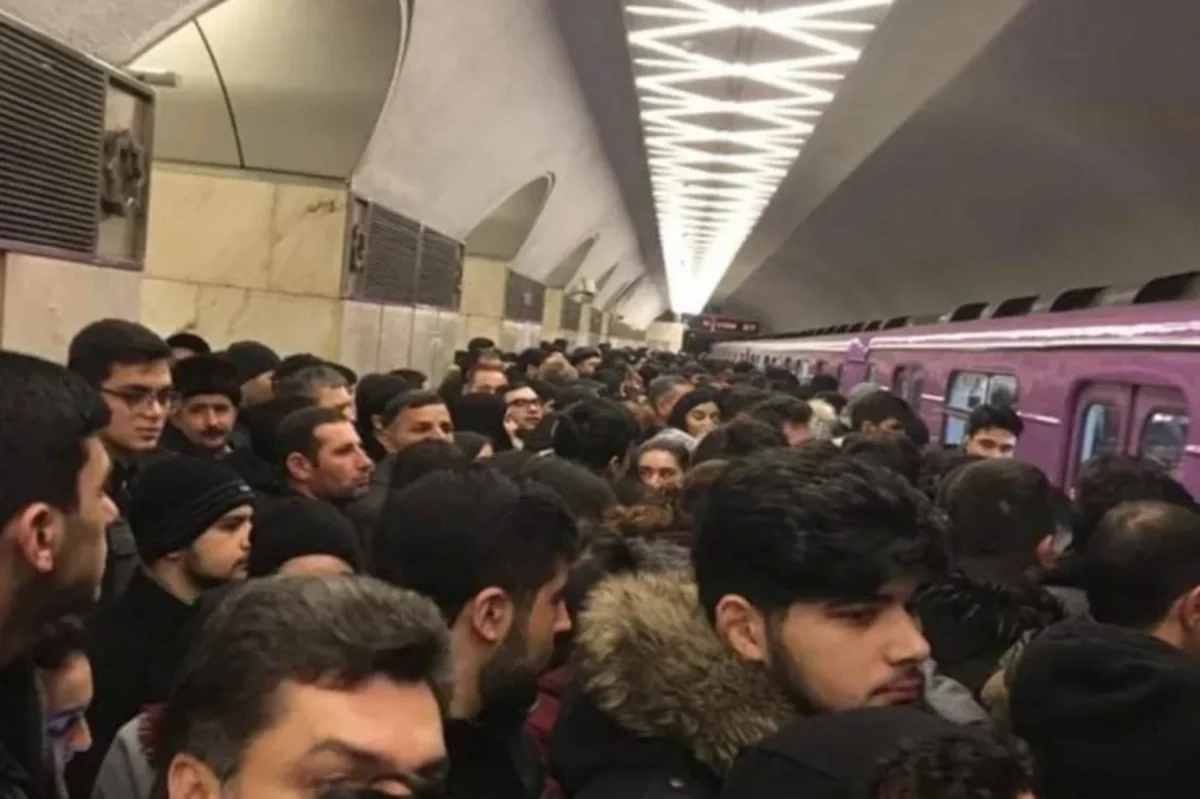 Bakı metrosunda problem: Sərnişinlər qatardan düşürüldülər