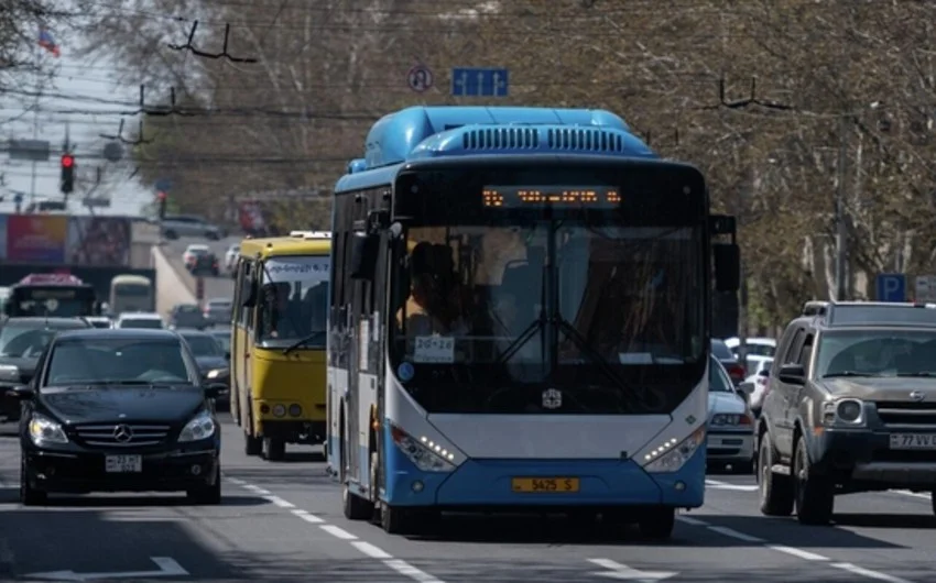 İşdən çıxarılan erməni sürücülər avtobus parkında direktorla görüşmək istəyir KONKRET