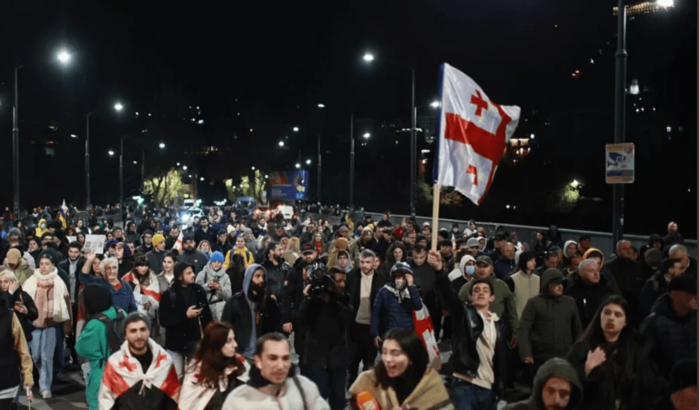 В Грузии у здания парламента собираются протестующие