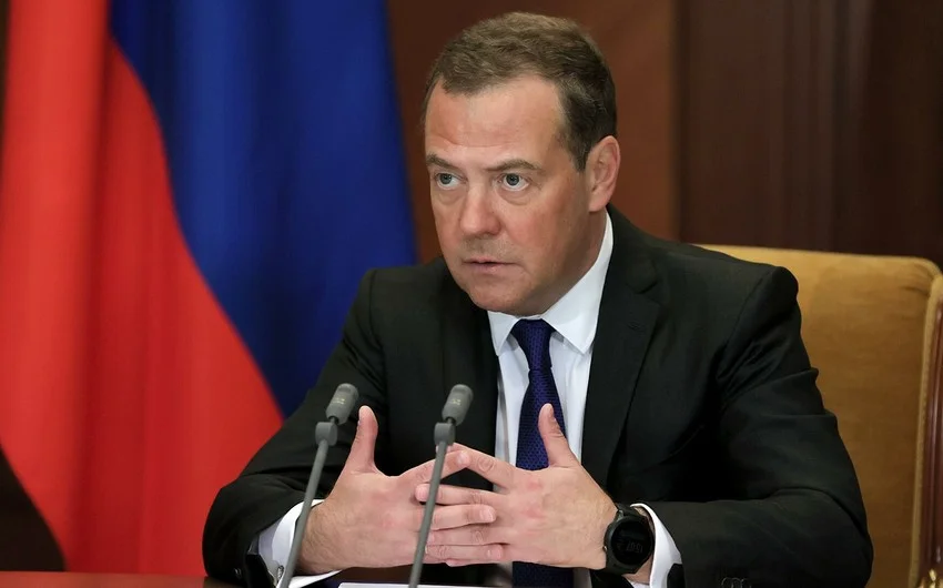 Medvedev bir neçə ölkə liderini istefaya çağırdı