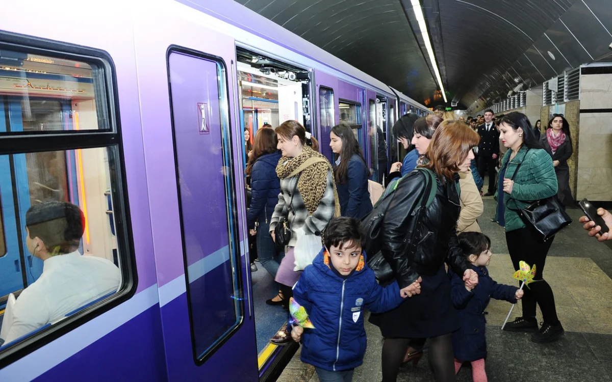 Bakı metrosunda sərnişinlər qatardan düşürüldü RƏSMİ AÇIQLAMA