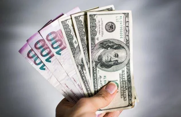 Mərkəzi Bankın dollar ehtiyyatları azaldı Manat necə olacaq?