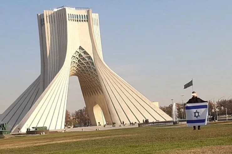 Tehranın mərkəzində İsrail bayrağı qaldırıldı