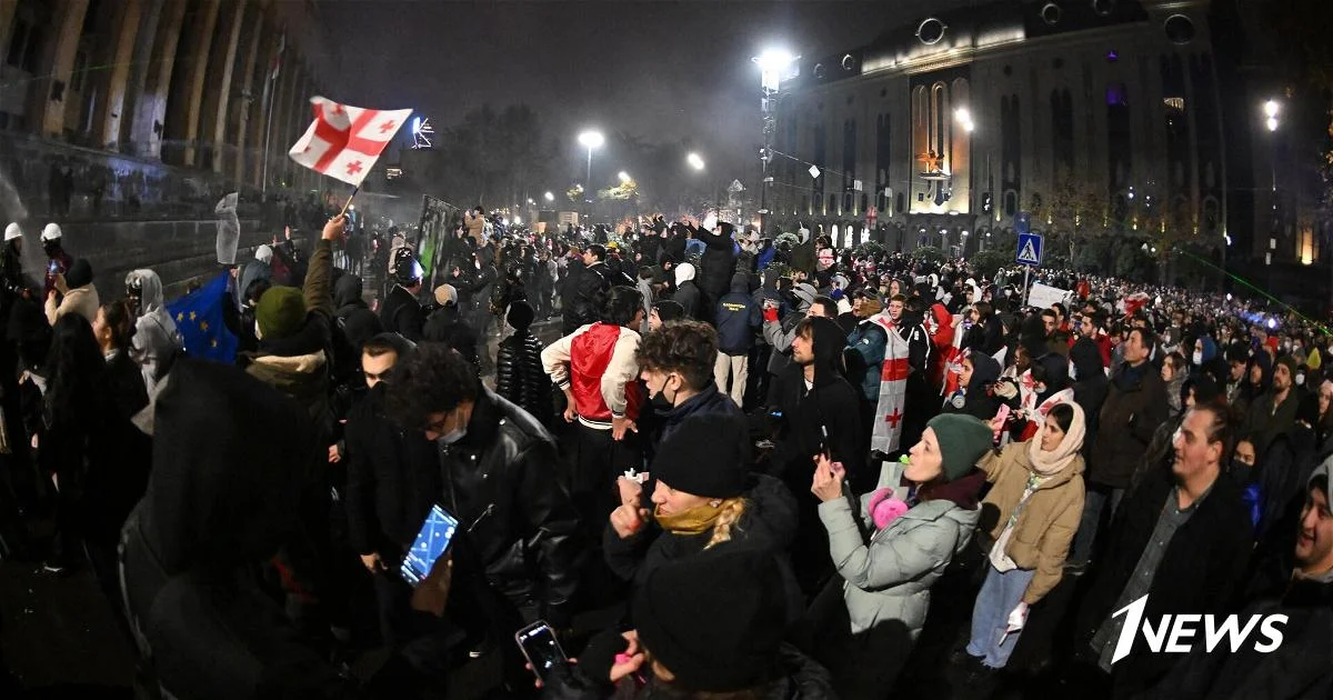 После ночного митинга в Тбилиси госпитализировали 15 человек Новости