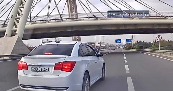 Hava limanı yolunda təhlükəli manevr: Sürücü ən sol zolaqdan ən sağa uçdu VİDEO