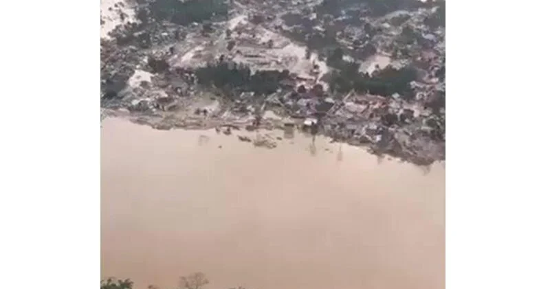 Сотни человек погибли при наводнениях в Индонезии ВИДЕО