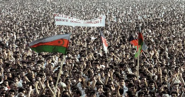 Azərbaycan xalqının meydanda Rusiya imperiyasına qarşı hərəkatı Artur Rasizadənin bu qərarıyla dağıdıldı...