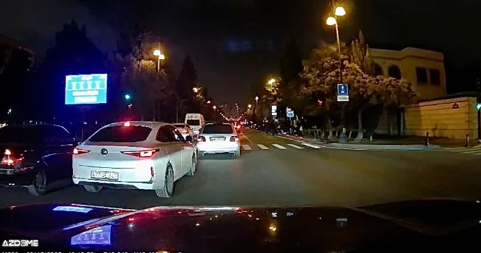 Tıxacı görə görə yolayrıcına girən sürücü təlimçini özündən çıxardı; baxın nə dedi VİDEO