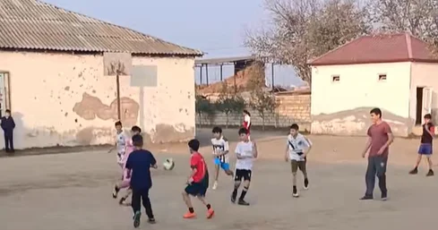 İmişlidə müəllim şagirdlərinin futbol oyununu çəkib ictimailəşdirdi VİDEO