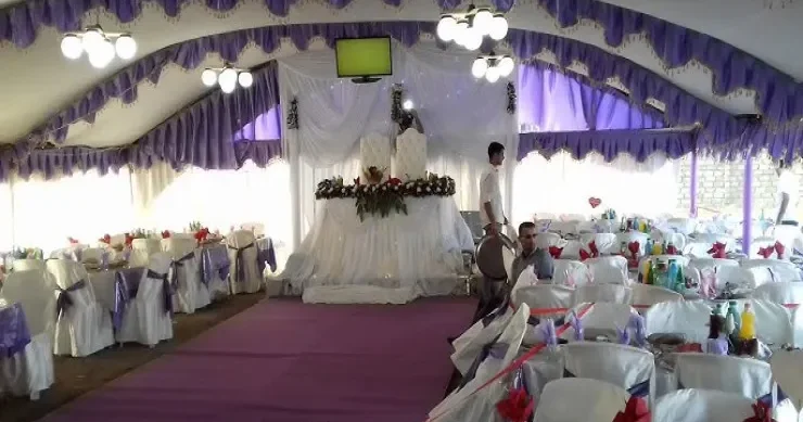 Toyda ofisiantla kobud danışan qonaq döyüldü