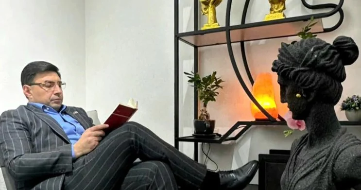 Əksər insanlar dünyanı qəzet kimi oxuyur