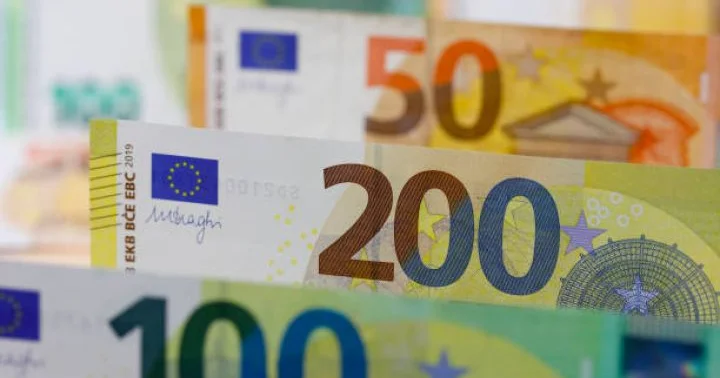 Zəif göstəricilər dolları ucuzlaşdırdı: Avro 7 həftənin ən yüksək səviyyəsində