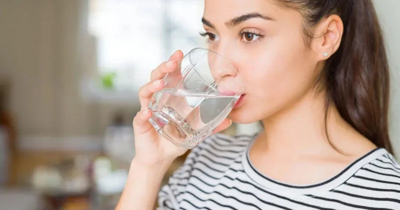 Yemək yeyərkən su içməyin Qastroenteroloqdan xəbərdarlıq