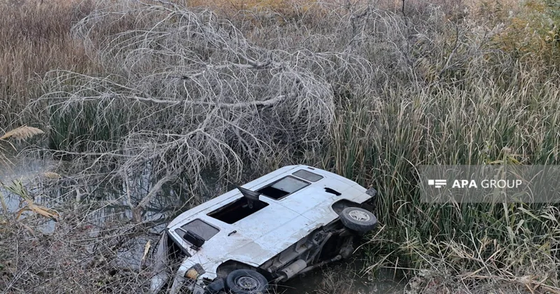 Şəmkirdə mikroavtobus su kanalına aşıb: 6 nəfər xəsarət alıb FOTO