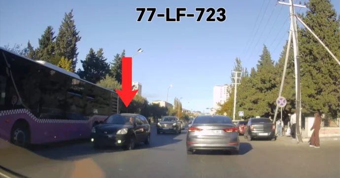 Sürücü məsuliyyətdən yayınmaq üçün maşını nömrəsiz sürdü VİDEO