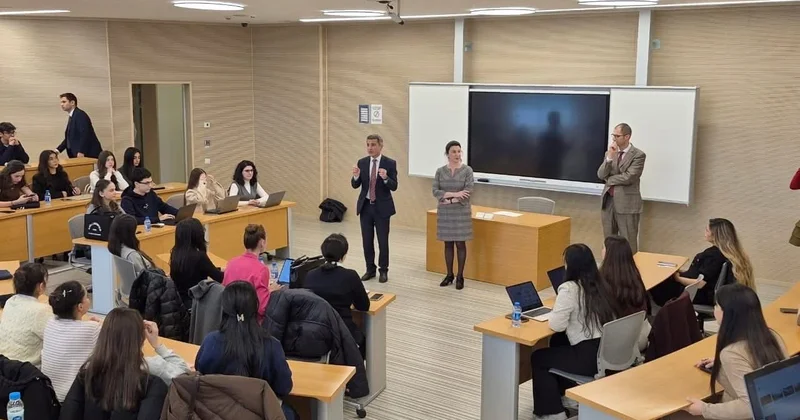 Fransa səfiri ADA nın tələbələri ilə görüşüb